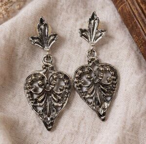Vintage Silver Tone Filligree Heart Earrings Fleur De Lis Dangle Boho Romantic